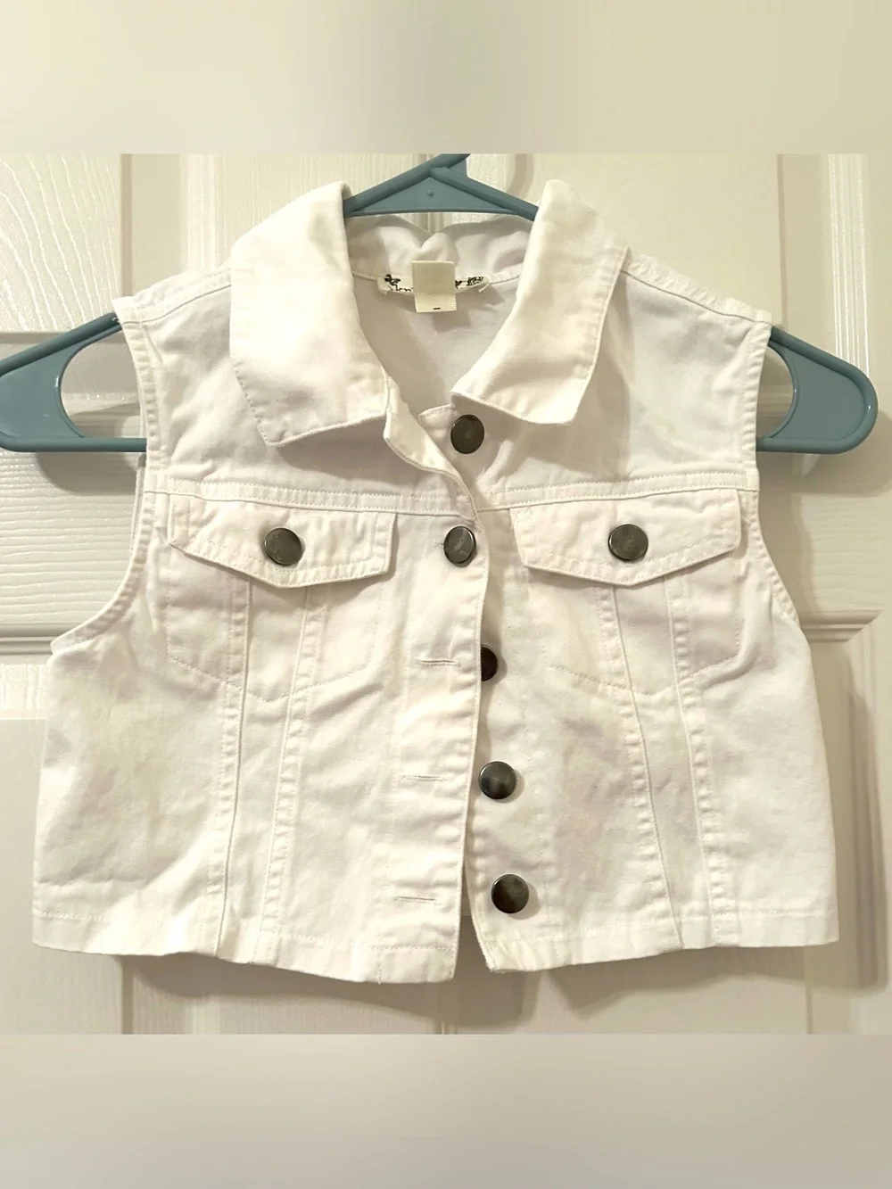Like new , Knit Works white cropped denim vest.